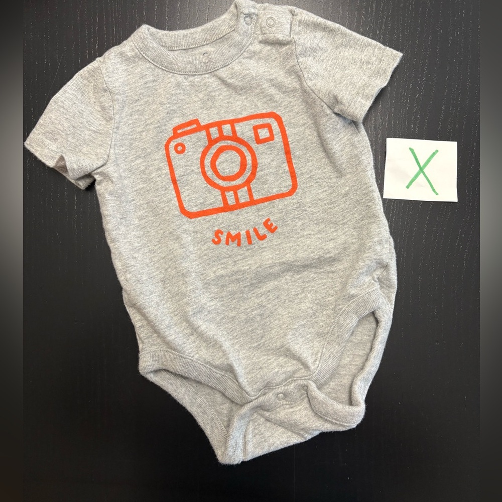 🧸 2/$8.00⭐️ Gap 3-6m Grey Onesie with Camera and Smile Text